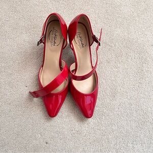 patented leather pointed pumps